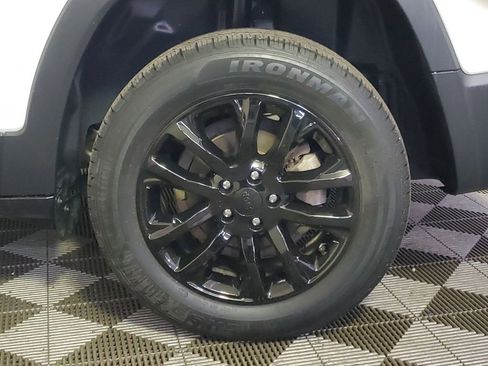 Used 2019 Jeep Cherokee Latitude Plus FWD image 5