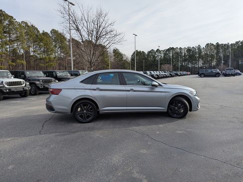 Used 2023 Volkswagen Jetta SE w/ Panoramic Sunroof Package image 4