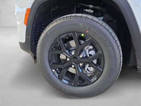 New 2025 Jeep Grand Cherokee Altitude image 10