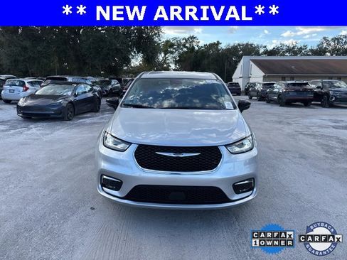 Used 2024 Chrysler Pacifica Touring-L image 15