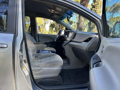 Used 2015 Toyota Sienna LE image 19