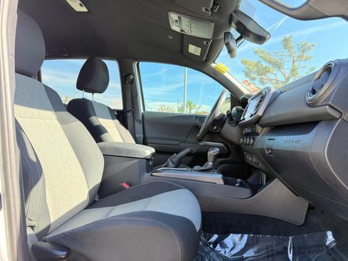 Used 2022 Toyota Tacoma TRD Sport w/ Technology Package image 18