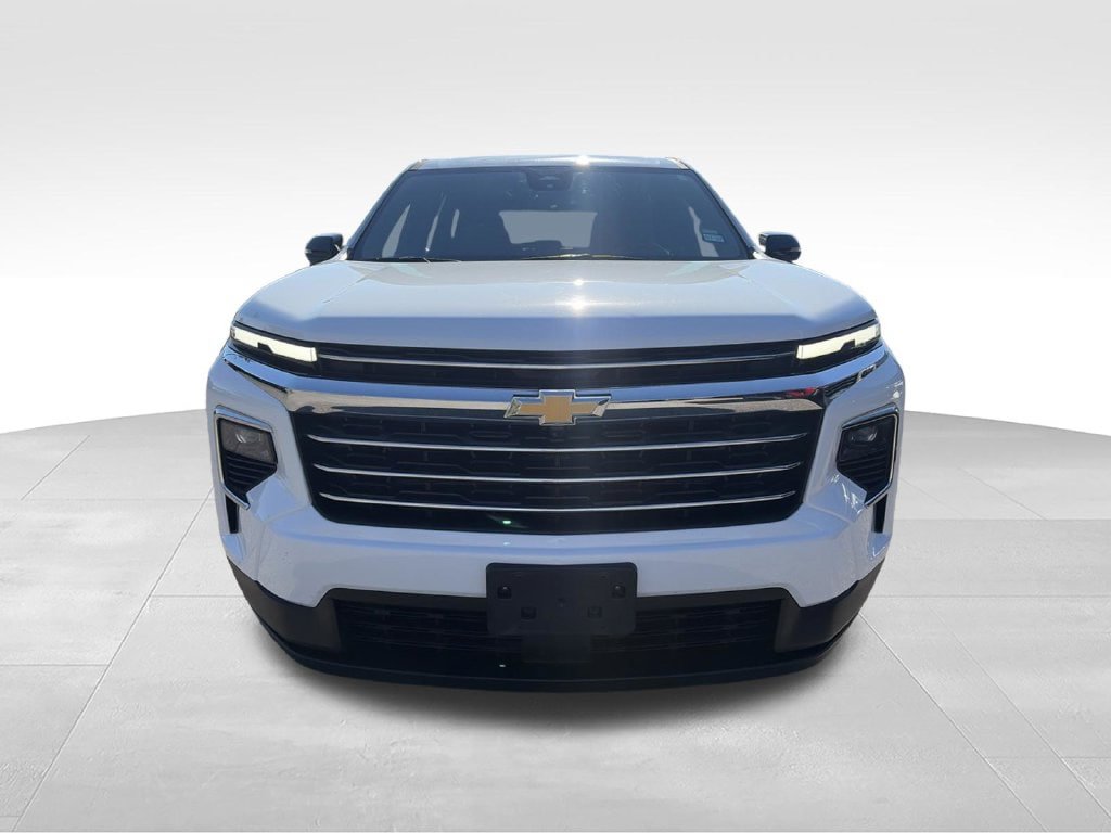 Used 2026 Chevrolet Traverse LT FWD image 2