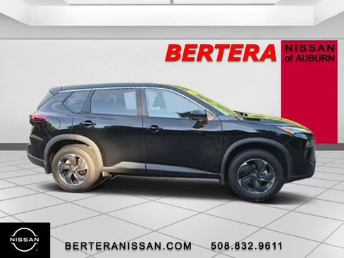 Used 2025 Nissan Rogue SV FWD image 2