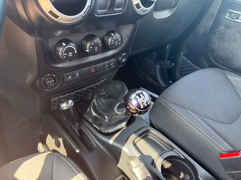 Used 2015 Jeep Wrangler Rubicon w/ Power Convenience Group AWD/4WD image 22