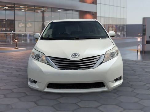 Used 2016 Toyota Sienna XLE image 2