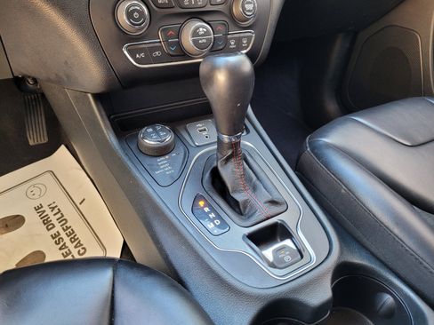 Used 2022 Jeep Cherokee Trailhawk AWD/4WD image 21
