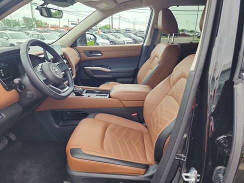 Used 2025 Nissan Pathfinder Platinum w/ Cargo Package FWD image 9