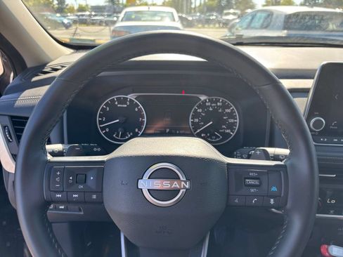 Used 2025 Nissan Rogue SV FWD image 30