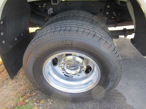 Used 2023 Ford F350 Lariat image 10