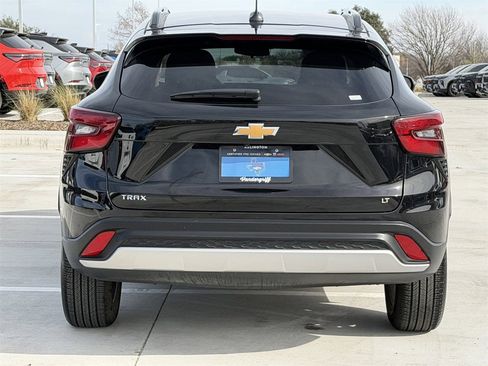Used 2025 Chevrolet Trax LT w/ LT Convenience Package image 5