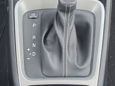 Used 2022 Hyundai Venue SE image 19