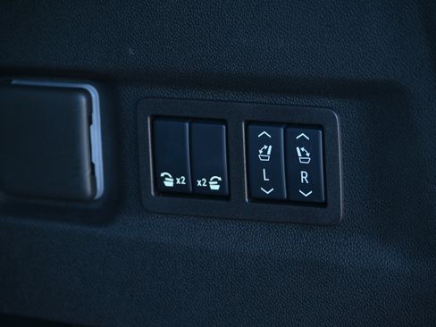 Used 2025 Chevrolet Suburban High Country image 38