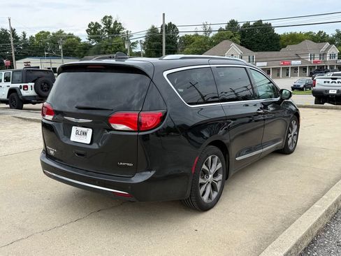 Used 2018 Chrysler Pacifica Limited w/ Tire & Wheel Group FWD image 6