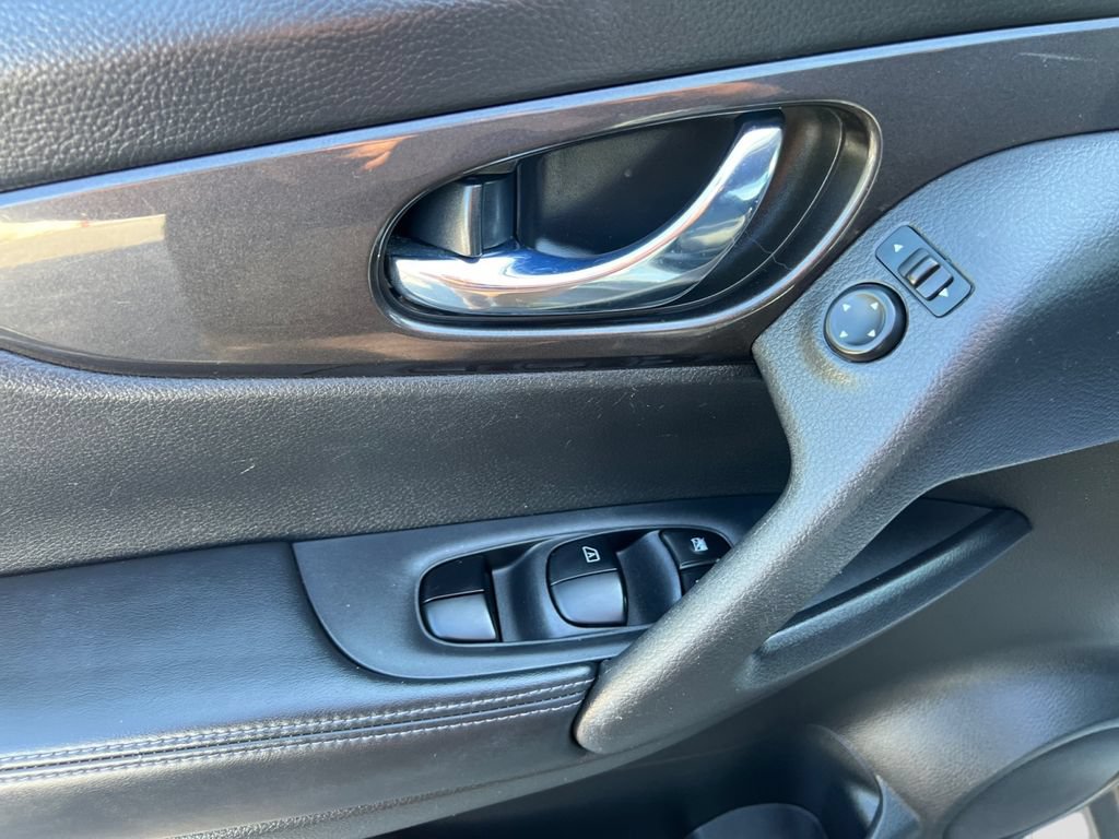 Used 2018 Nissan Rogue SV AWD/4WD image 11