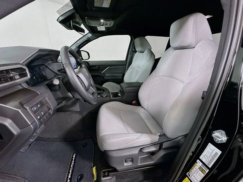 Certified 2025 Toyota Tacoma SR5 AWD/4WD image 20
