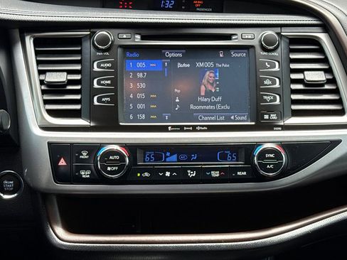 Used 2019 Toyota Highlander XLE FWD image 13