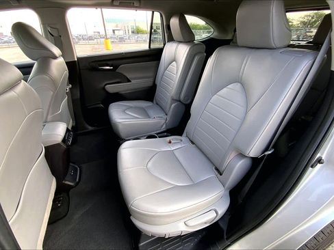 Used 2022 Toyota Highlander XLE FWD image 20