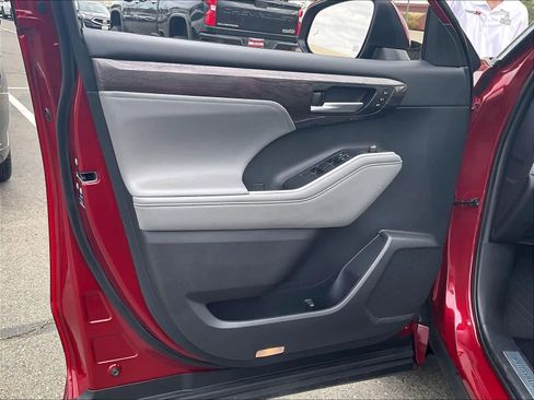 Used 2021 Toyota Highlander Limited image 25