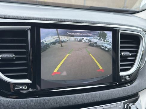 Used 2023 Chrysler Pacifica Touring-L FWD image 22