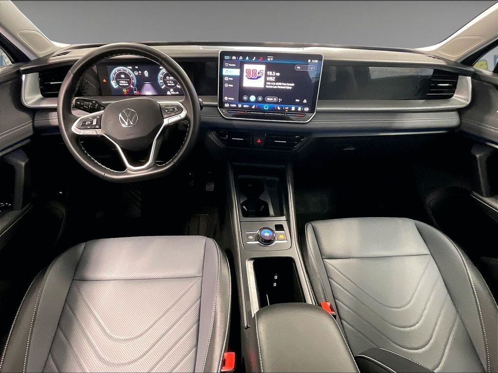 Used 2025 Volkswagen Tiguan SE AWD/4WD image 22