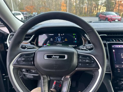 Used 2023 Jeep Grand Cherokee 4WD 4xe image 28