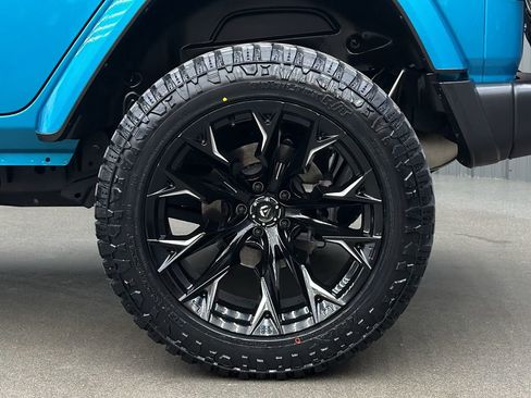 Used 2024 Jeep Wrangler Unlimited Sahara w/ Technology Group image 12