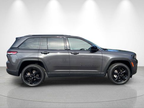 Used 2023 Jeep Grand Cherokee Limited w/ Black Appearance Package RWD image 6