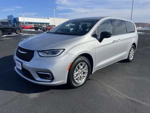 Used 2024 Chrysler Pacifica Touring-L image 1