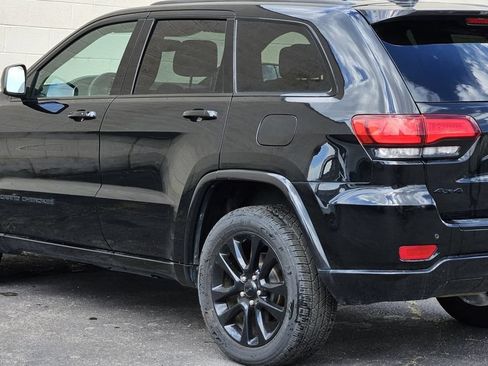 Used 2017 Jeep Grand Cherokee Altitude AWD/4WD image 3