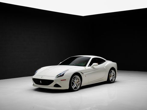 Used 2015 Ferrari California T RWD image 4