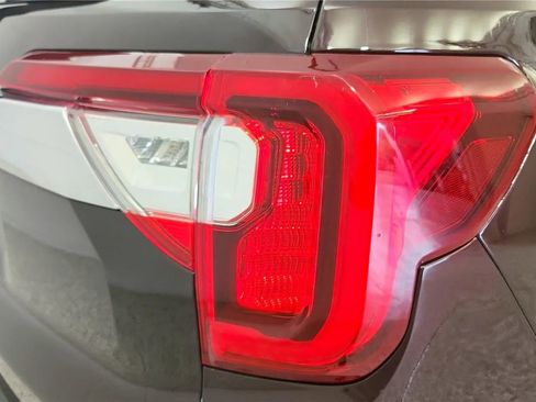 Used 2021 GMC Acadia SLT w/ Technology Package FWD image 15