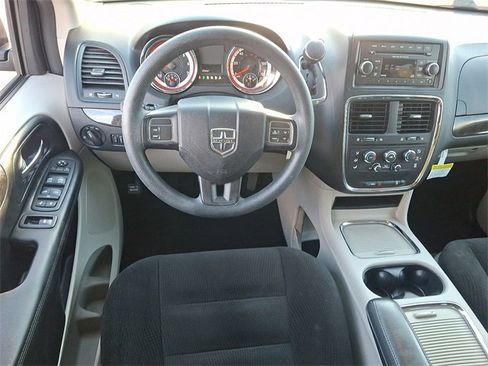 Used 2016 Dodge Grand Caravan SXT image 12