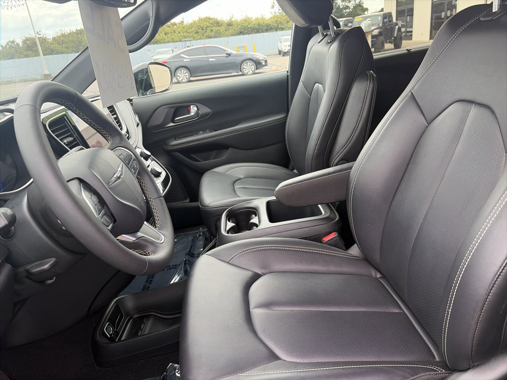 Used 2026 Chrysler Pacifica Select AWD/4WD image 5