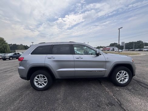 Used 2018 Jeep Grand Cherokee Laredo AWD/4WD image 2