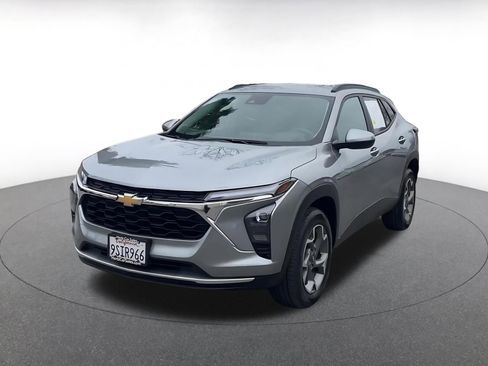 Used 2025 Chevrolet Trax LT image 7