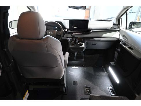 Used 2026 Toyota Sienna LE FWD image 21