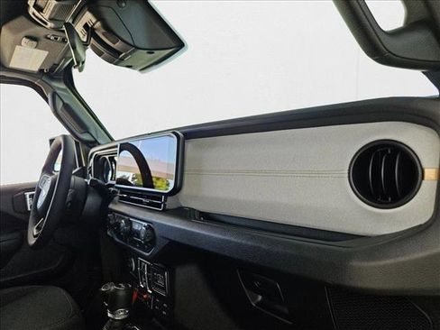 Used 2025 Jeep Wrangler Willys image 19