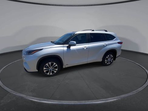 Used 2023 Toyota Highlander XLE AWD/4WD image 4