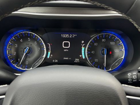 Used 2024 Chrysler Pacifica Touring-L image 19