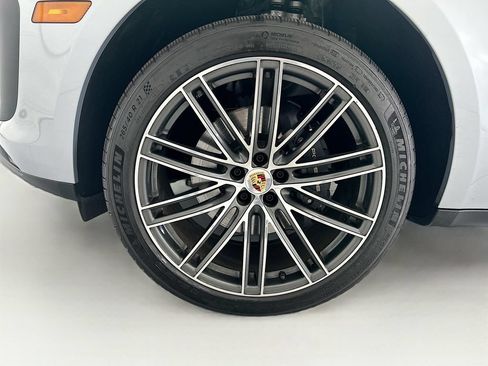 Certified 2025 Porsche Macan AWD/4WD image 30