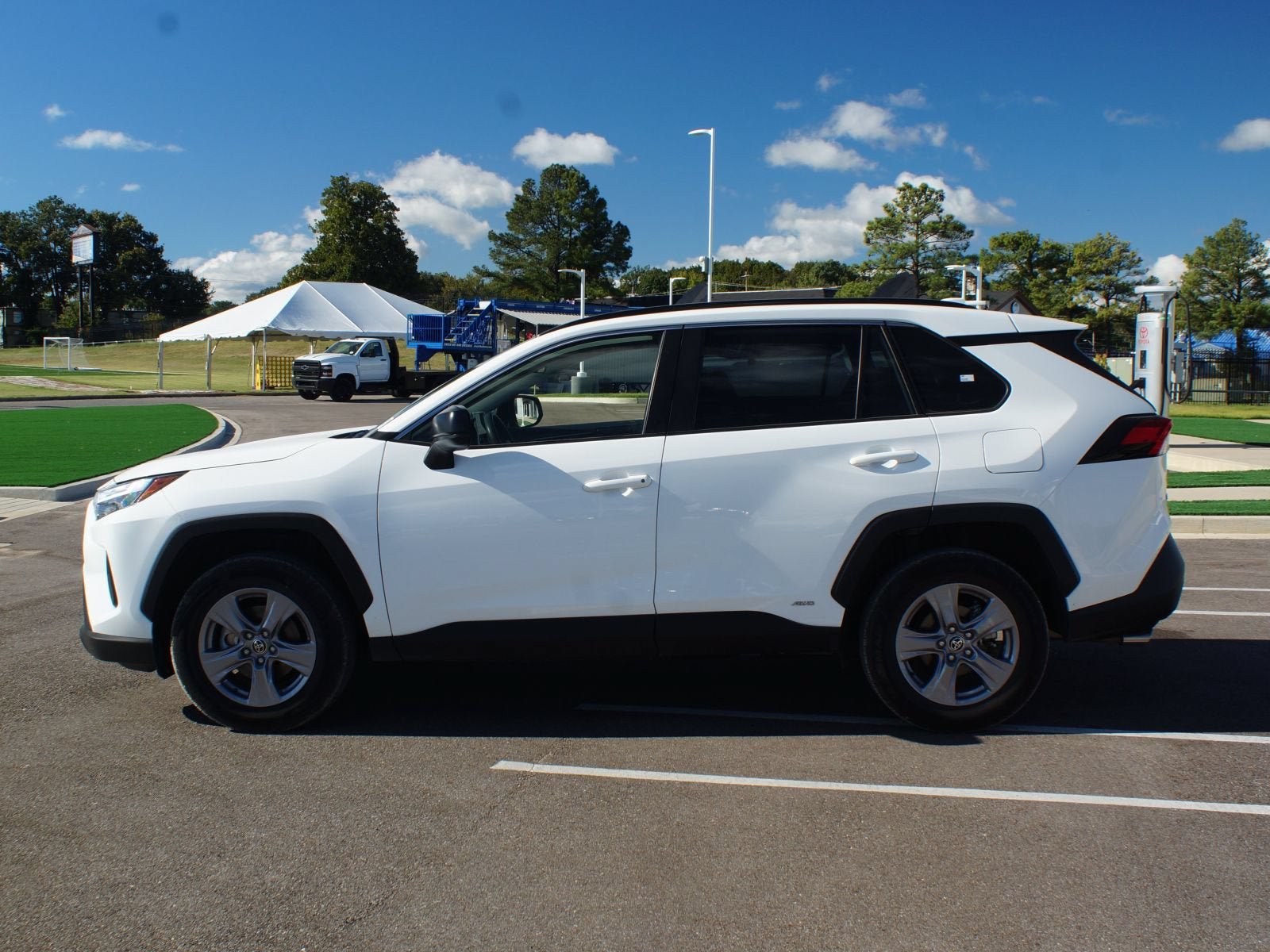 Used 2025 Toyota RAV4 LE AWD/4WD image 11