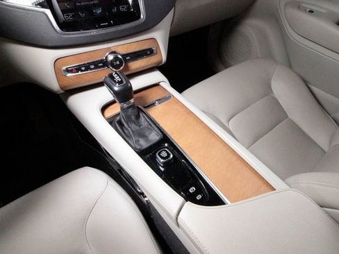 Certified 2022 Volvo XC90 T6 Momentum w/ Advanced Package image 9