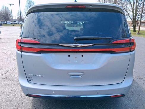 Used 2024 Chrysler Pacifica Touring-L image 4