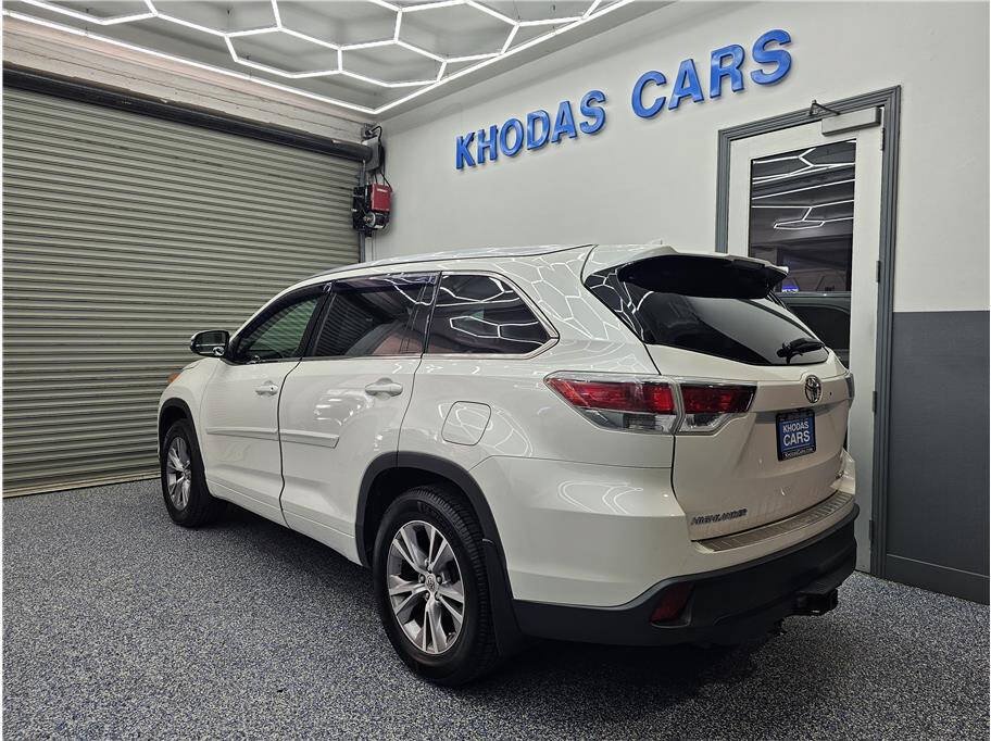 Used 2014 Toyota Highlander XLE AWD/4WD image 3
