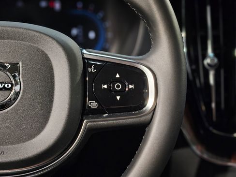 Used 2024 Volvo XC60 B5 Plus image 28