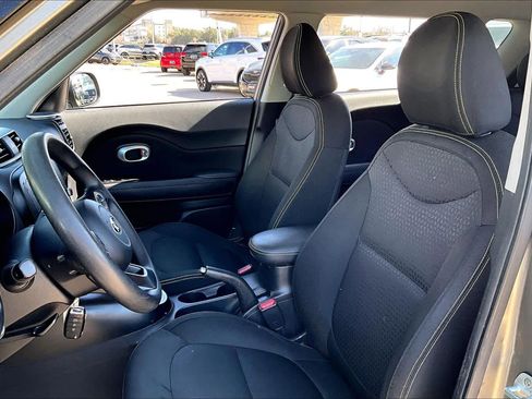 Used 2015 Kia Soul + image 8