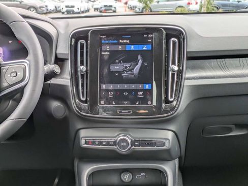Used 2023 Volvo XC40 Recharge Core image 20