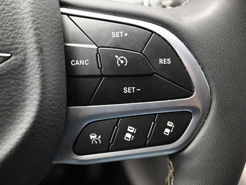 Used 2024 Chrysler Pacifica Touring-L FWD image 23