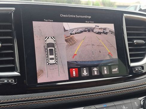 Used 2023 Chrysler Pacifica Pinnacle FWD image 21